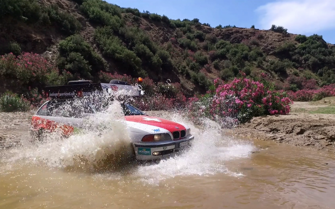 Das Team trainiert Judo auf einem Feld während der Rallye 2016